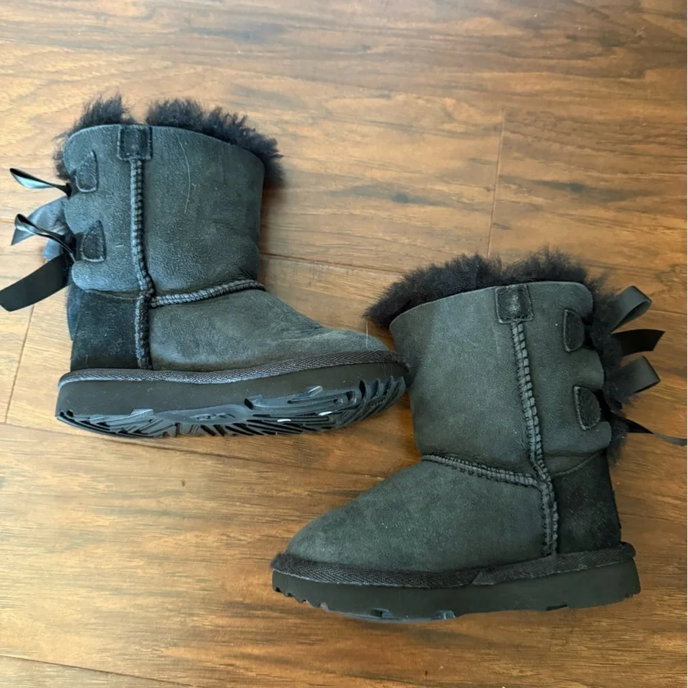 NWOT UGG Bailey Bow II Kids Boots-Size 8